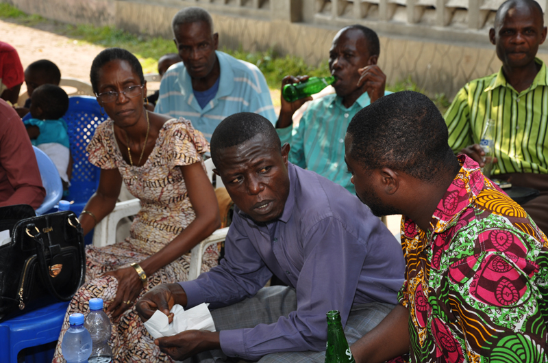 Emilie Lukombo, Carlos Sanga et Willy Masaka lors d'une séance de travail à Matete